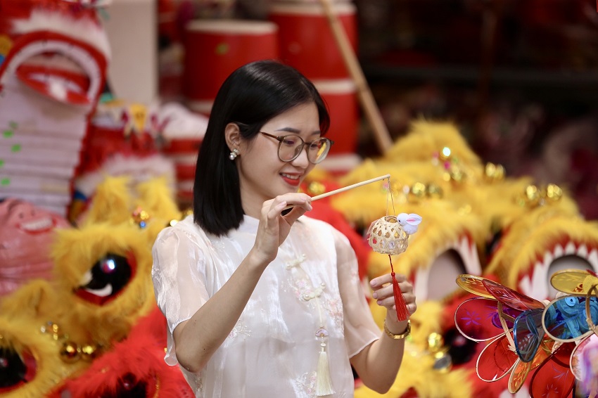 Hanoi's glittering Old Quarter on threshold of Mid-Autumn Festival