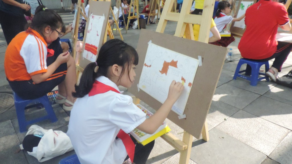 Children painting during the Hanoi Autumn Festival 2023