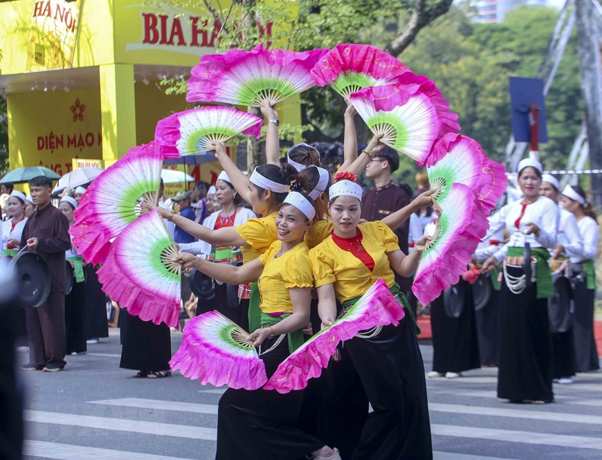 Carnival enlivens Hanoi Autumn Festival at Hoan Kiem Lake