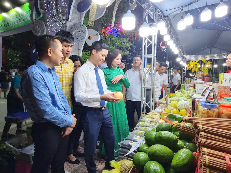 The Fruit and Safe Farm Produce Fair opens in Hanoi 