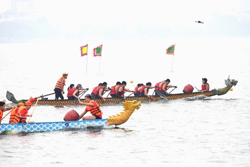 Six hundred rowers compete at Hanoi Open Dragon Boat Racing Tournament 2023