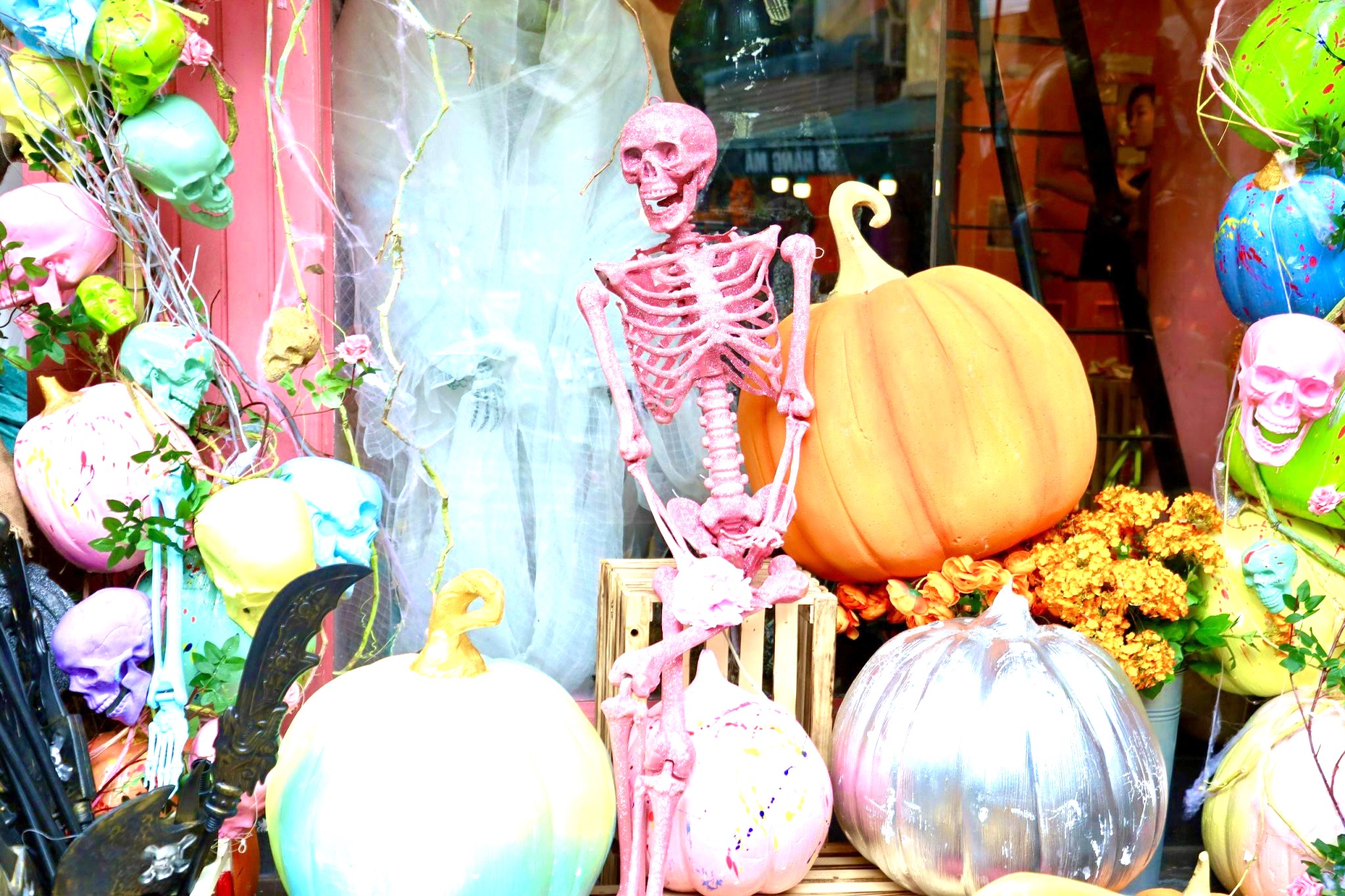 Hanoi's street filled with tons of "spooky" toys before Halloween