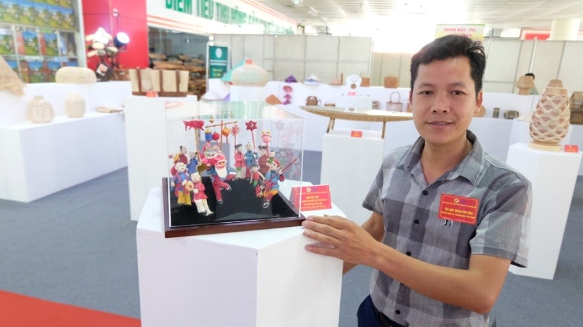 Traditional toy work wins Hanoi Craft Village Products contest