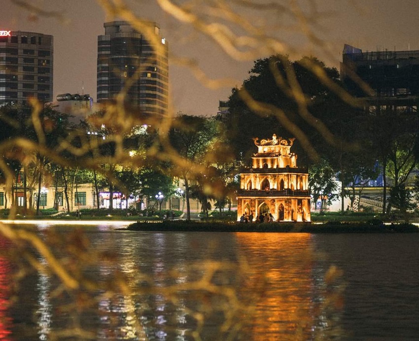 Hanoi night cycling tour on trial