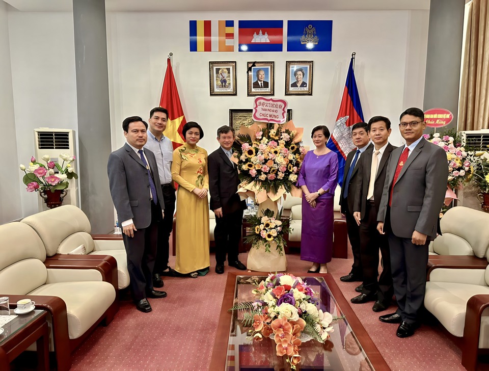 Hanoi Union of Friendship Organizations congratulates Cambodia on Independence Day