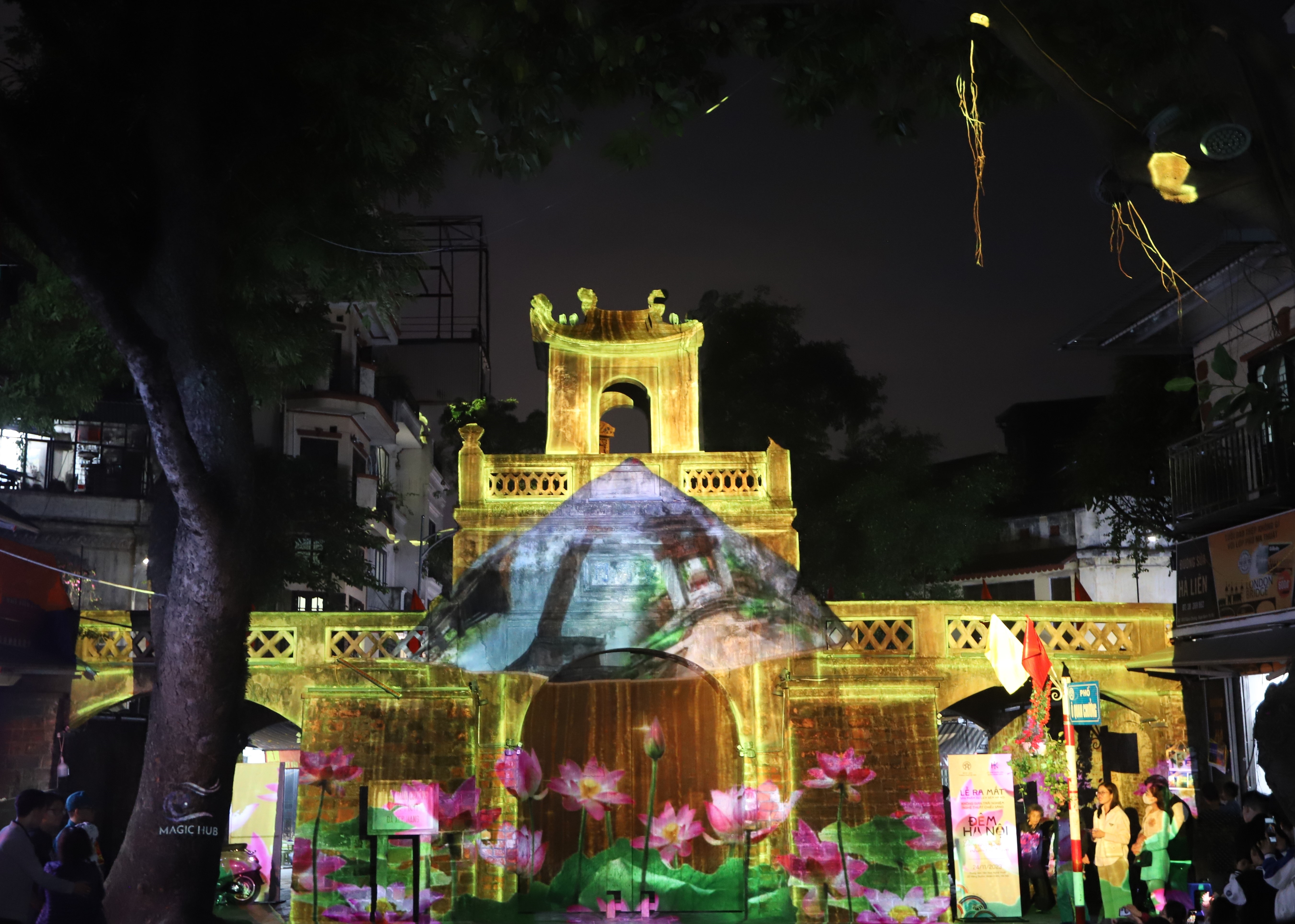 Quan Chuong Gate brings Hanoi to life with 25 visual art performances