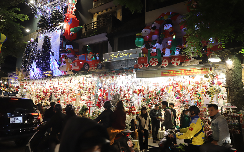 Bustling atmosphere in Hanoi ahead of Christmas