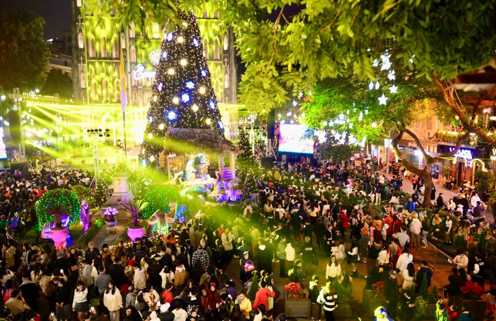 Bustling atmosphere in Hanoi for Christmas Eve