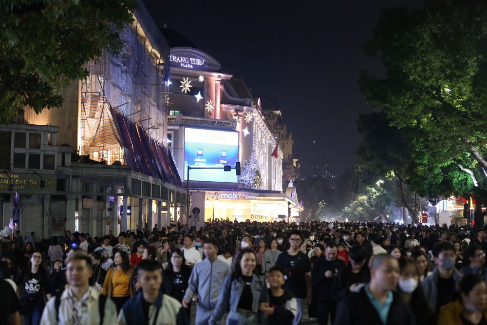 Hanoi crowded in New Year Eve 