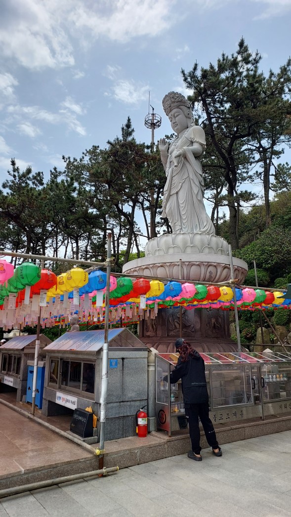  The peak, near Haesu Gwaneum Daebul (Buddha of the Great Goddess of Sea Water), offers a breathtaking panoramic view of the temple, the coast, and beyond. Photo: Ngo Minh/The Hanoi Times
