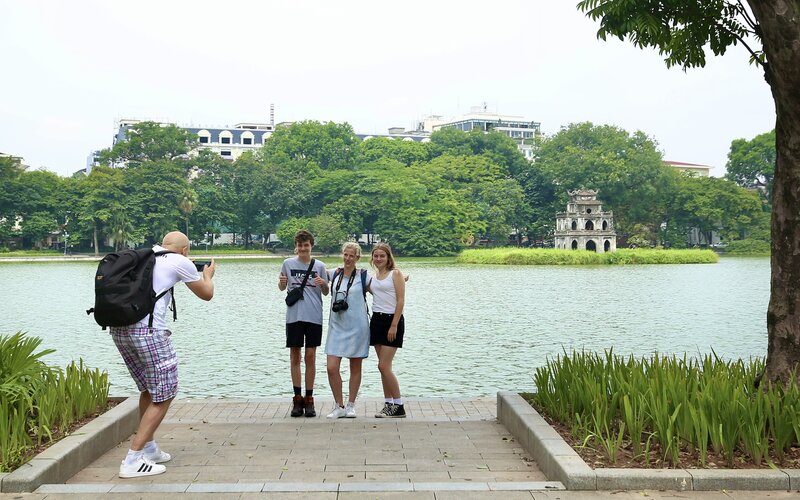 In the Autumn, Hoan Kiem Lake is an idyllic place chosen by many to snap the beautiful scenery of Hanoi. 