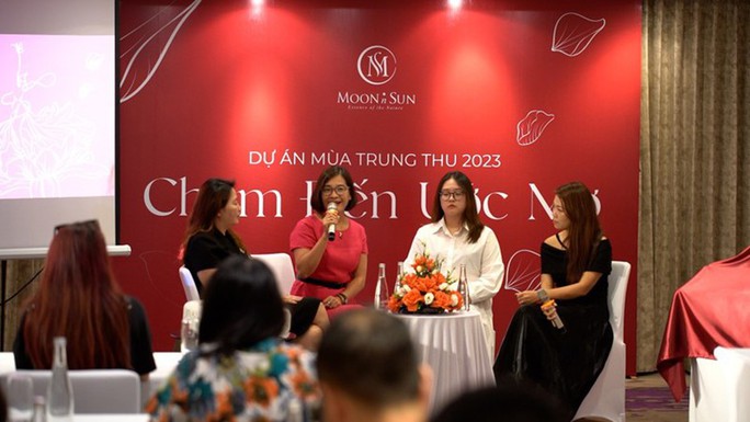  Hoang My Lien, CEO of Moon n Sun Company (second from left) introduces her project. Photo: The Hanoi Times