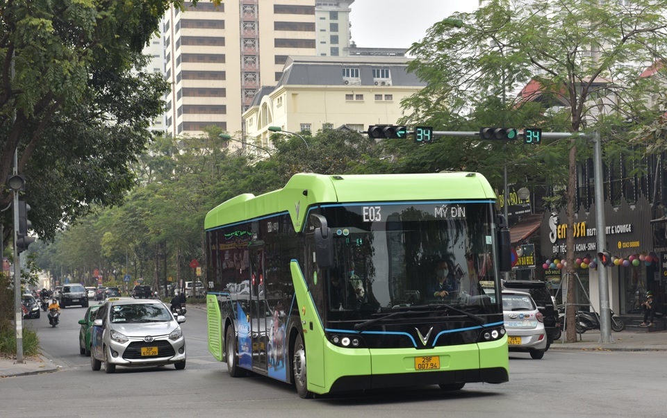 Clean energy vehicles to replace diesel buses in Hanoi