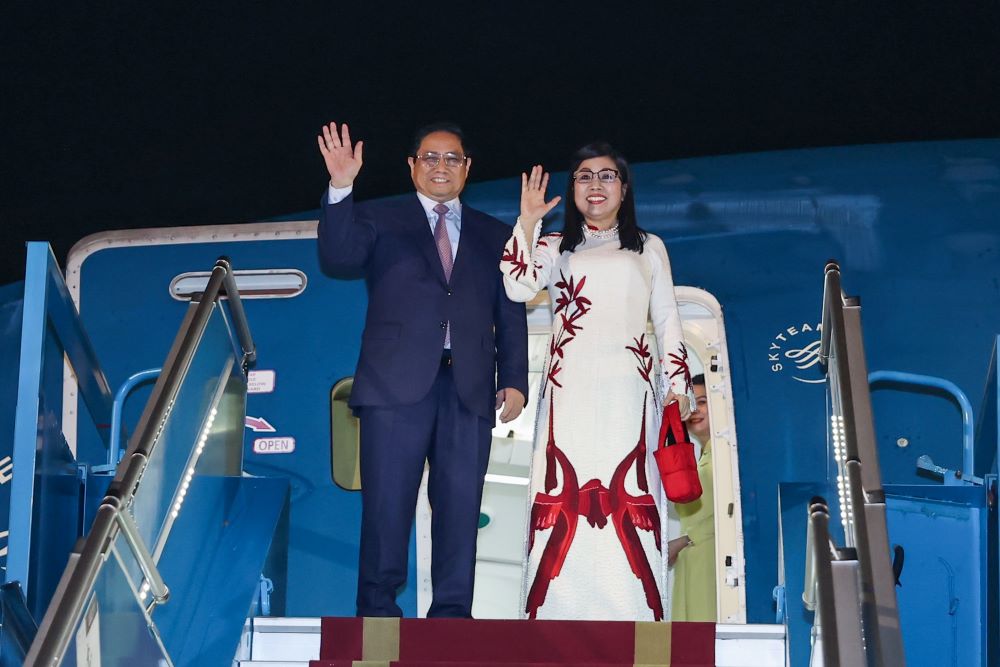 Prime Minister Chinh leaves for 1st 2024 trip, heading to Europe