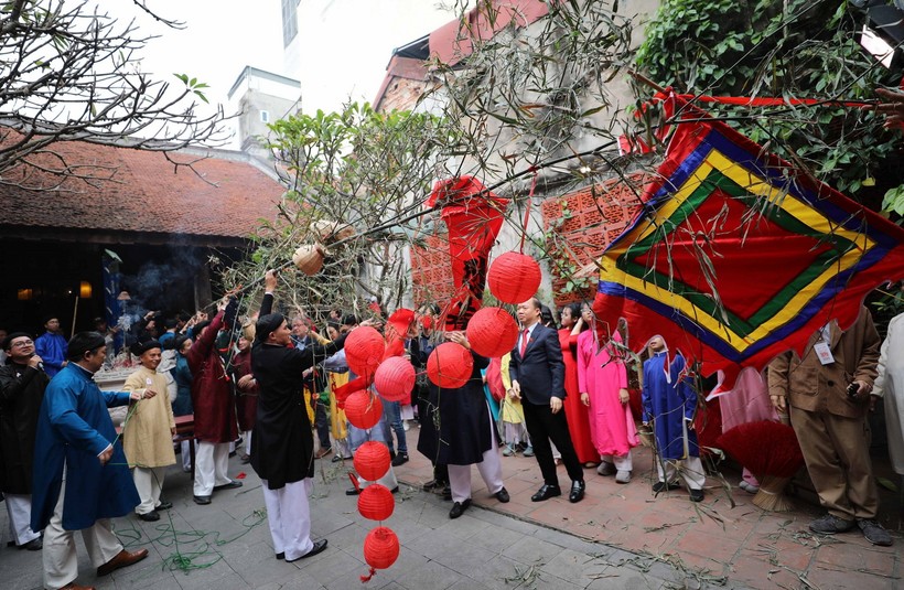 Hanoi's Old Quarter recreates traditional Tet customs