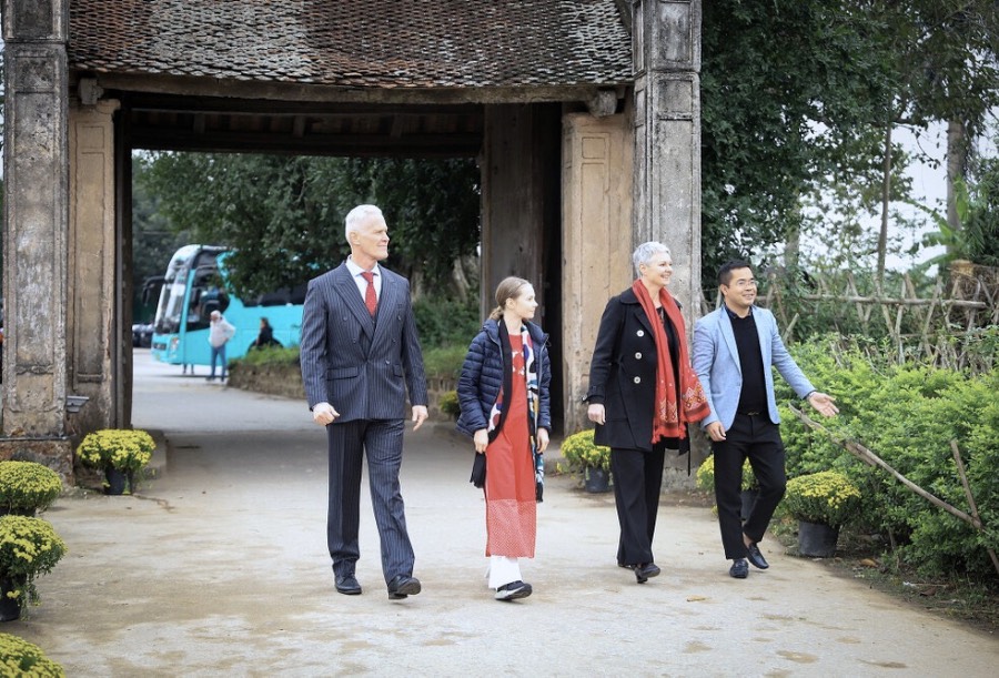 Norwegian Ambassador tours Duong Lam Ancient Village 