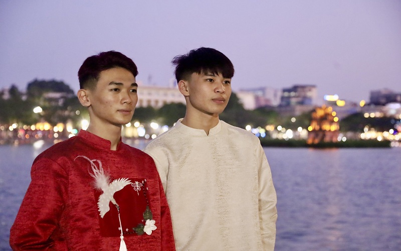 Hanoi youth in ao dai pose for Tet photo  