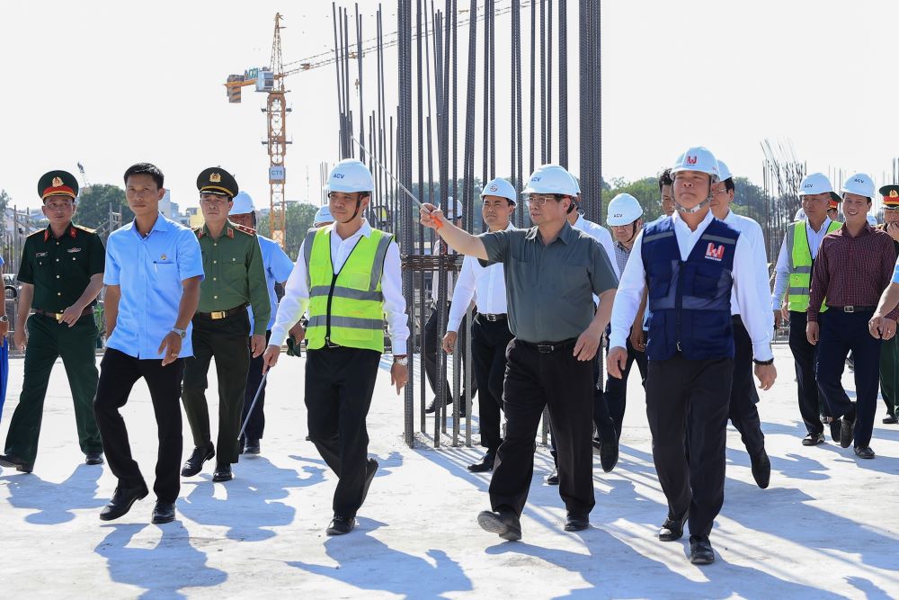 Prime Minister makes field trips to key projects in Hanoi, HCMC