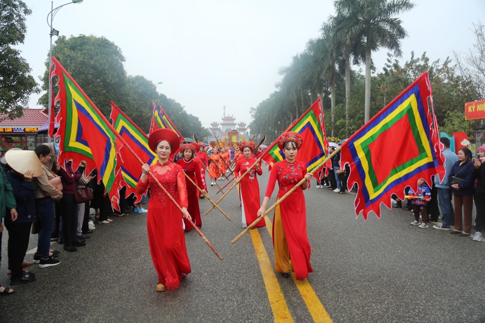 Amazing procession at Hai Ba Trung temple festival in Hanoi