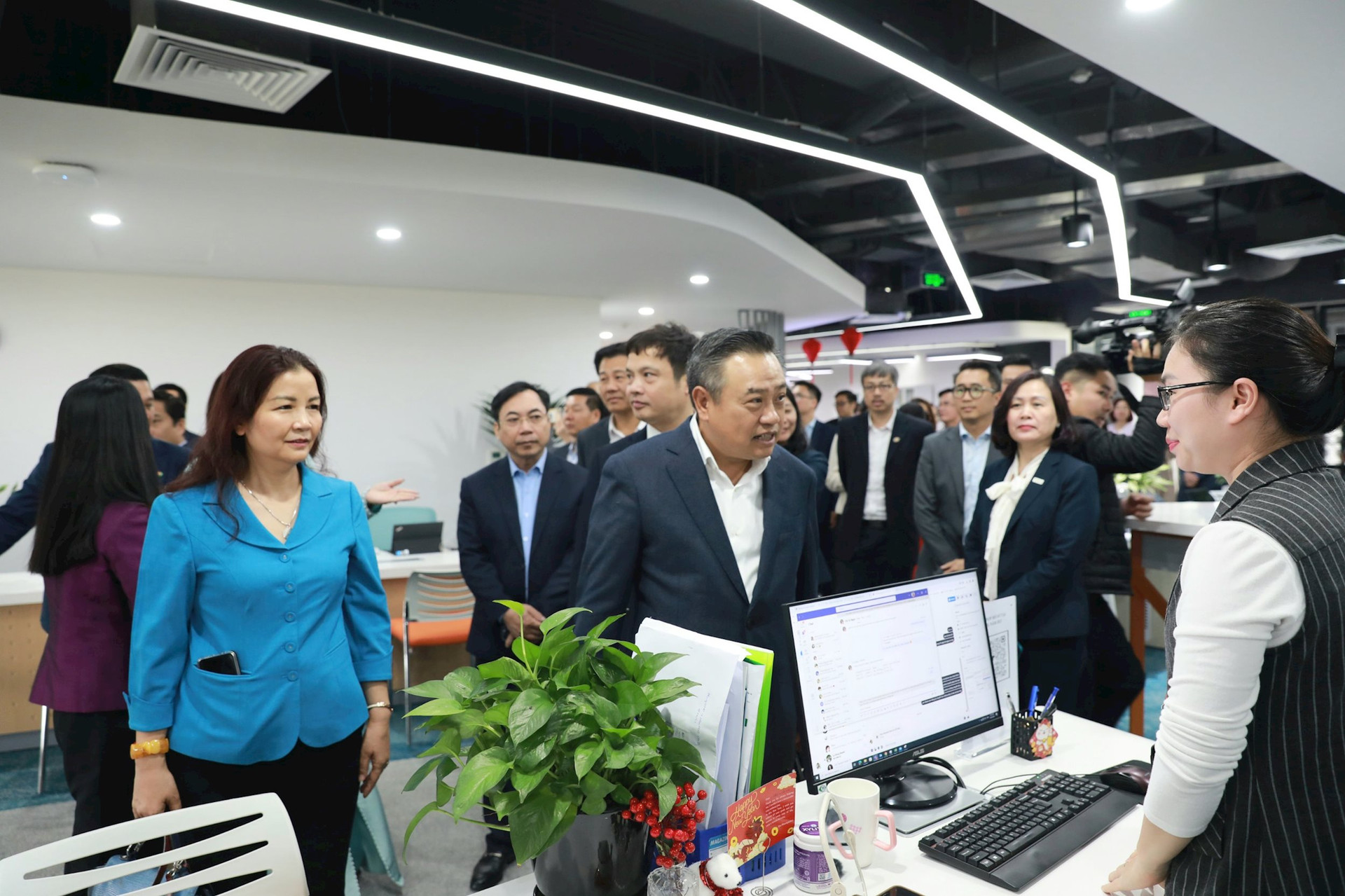 Hanoi mayor calls on hi-tech firms to boost production after Tet