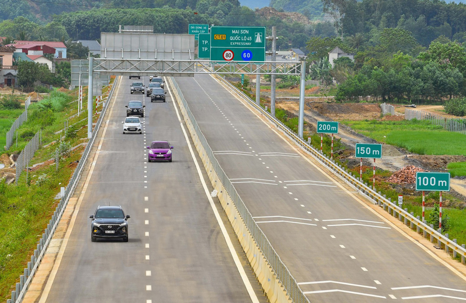 PM urges to accelerate investment in expressway projects