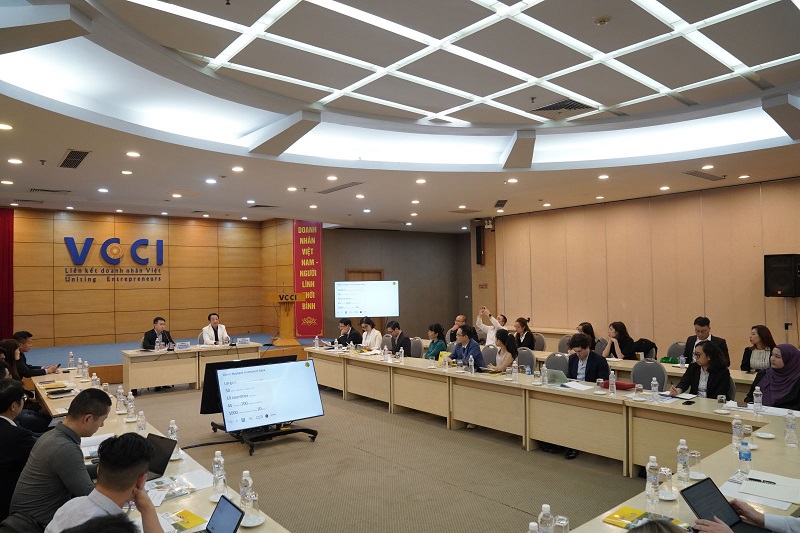 VCCI hosts 14 international investors to study Vietnam's potential