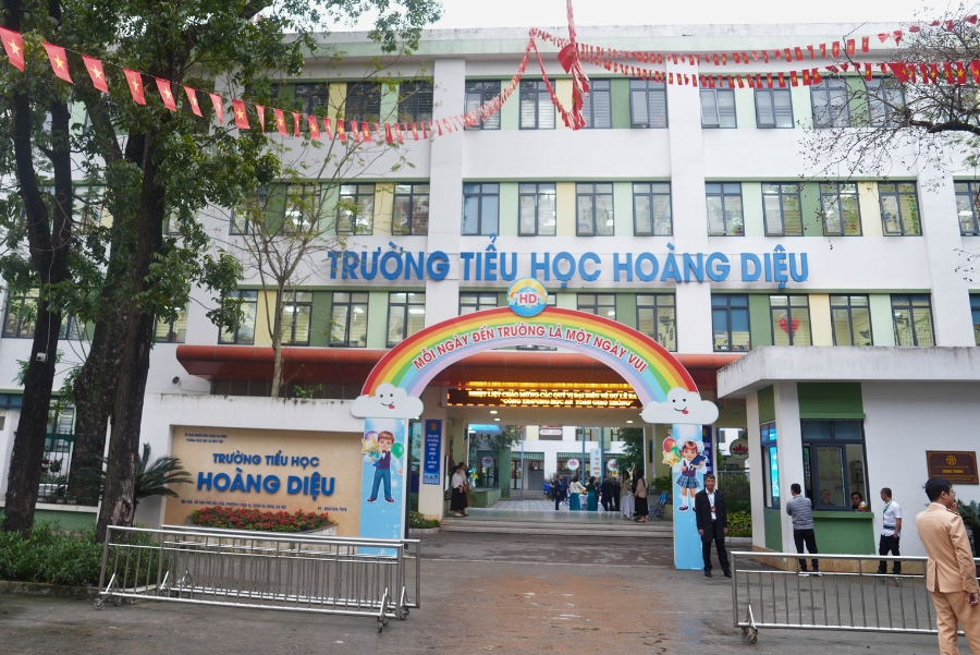 Hanoi promotes model of school gates for traffic safety