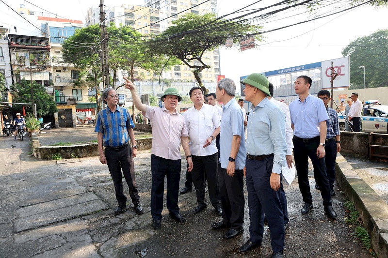 Hanoi district governments urge new plans for old apartment blocks