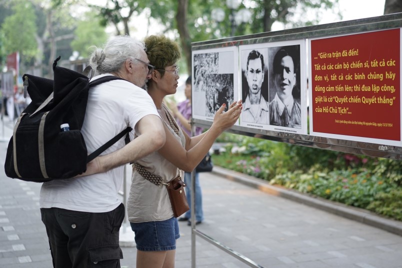 Photo exhibition commemorates Vietnamese people's glorious victories