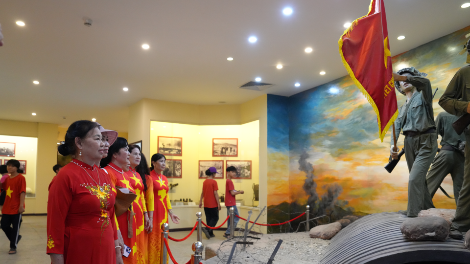 Vietnamese people flock to Dien Bien Phu to commemorate resounding victory 