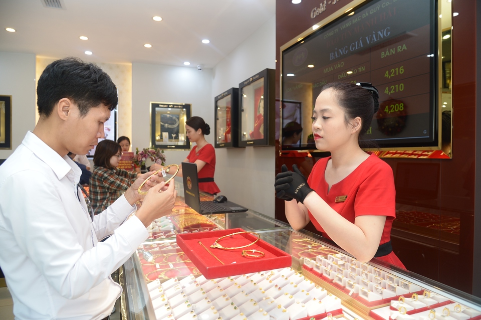 Vietnam c.bank to continue auctioning gold  