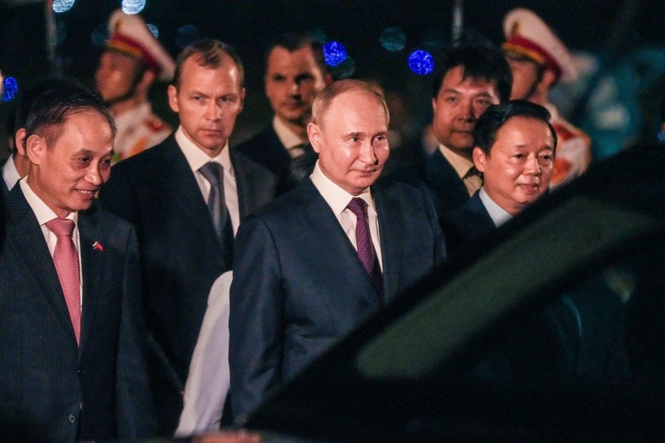 Russian President Vladimir Putin arrives in Hanoi