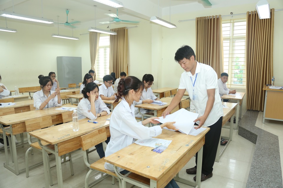 Hanoi students take 2024 National High School Leaving Examination