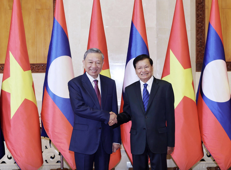 Vietnam, Laos give utmost priority to strengthening ties