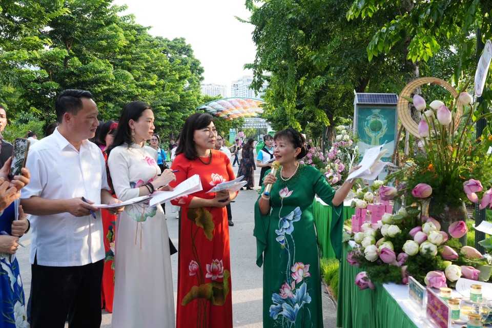 Unique lotus-arranging contest in Tay Ho District