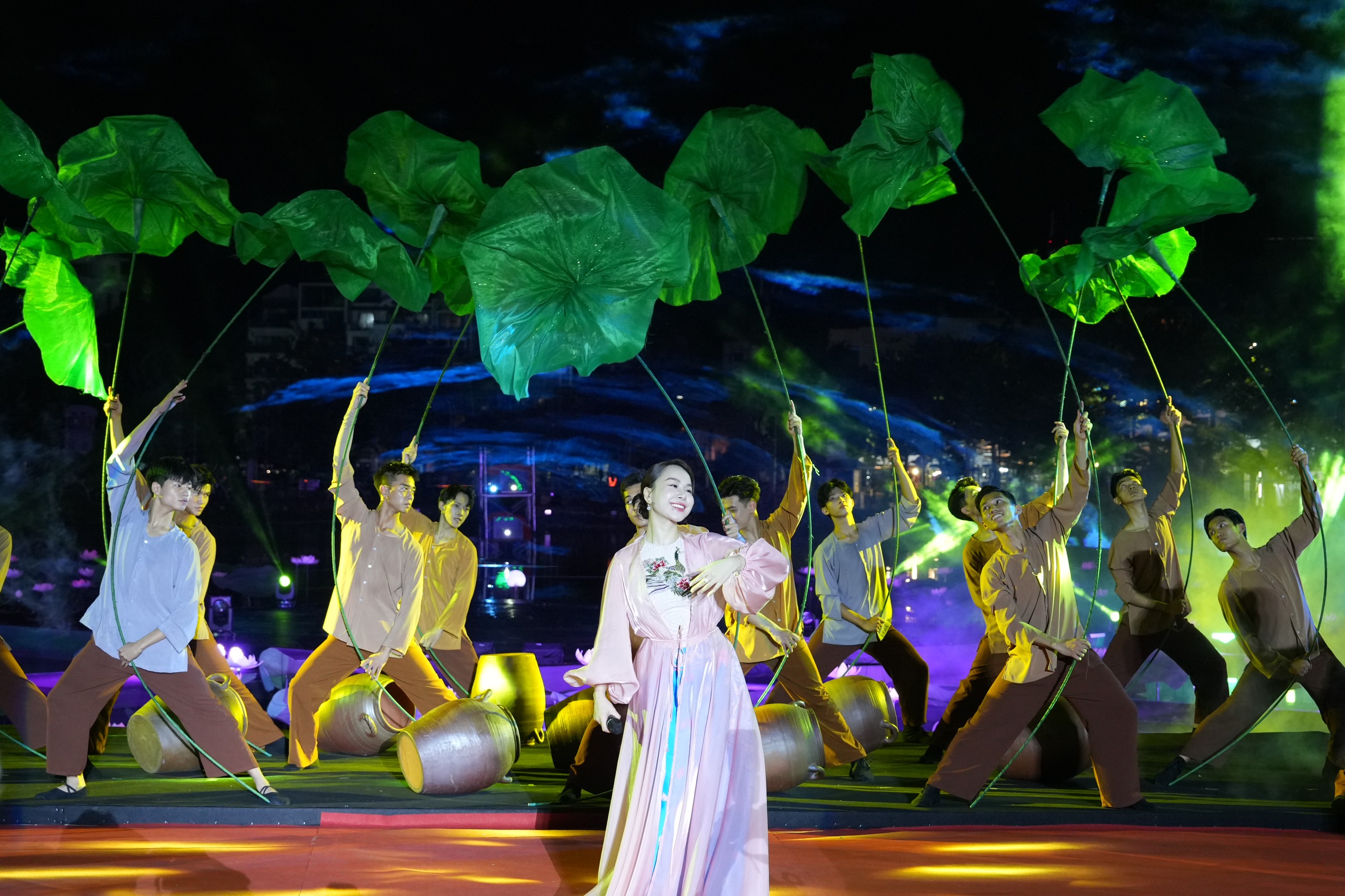 Vivid images from the Hanoi Lotus Festival 2024