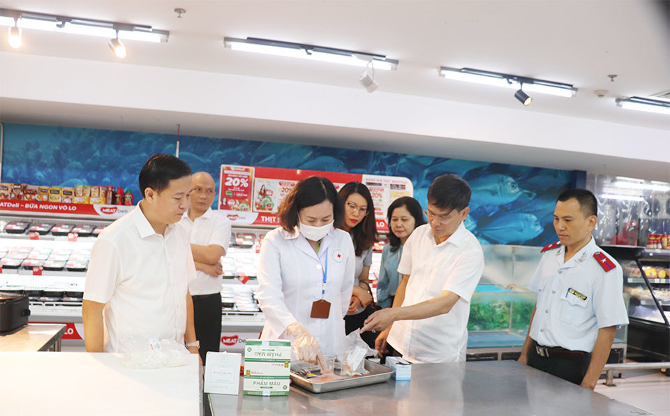 Hanoi ramps up food safety inspections, identifying and rectifying violations