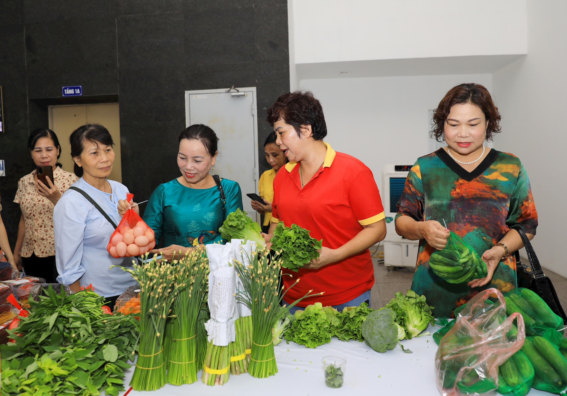 Hanoi promotes women's role in safe agri-food trade