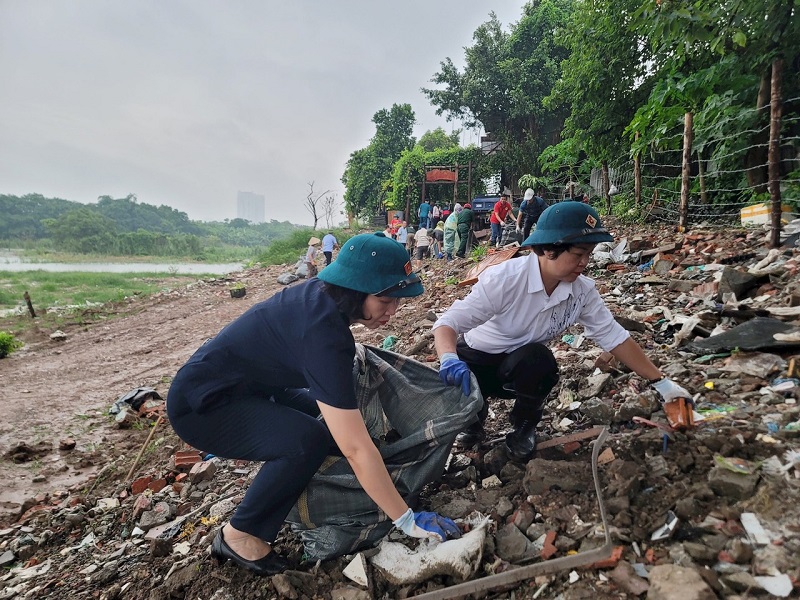 Ba Dinh District launches environmental clean-up in riverine communities