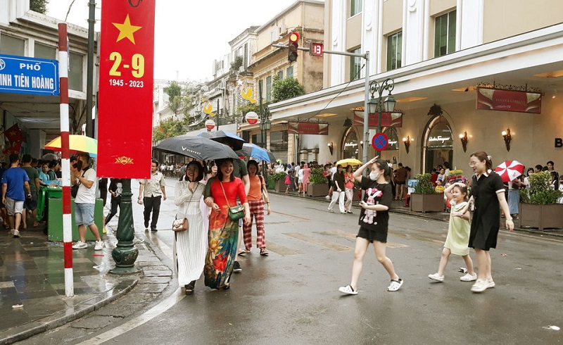 Vietnamese enjoy five-day National Day holiday