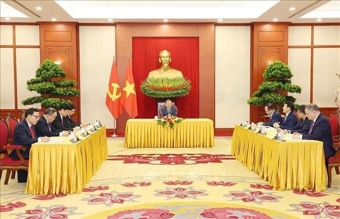 Vietnam, Russia leaders hold phone conversation