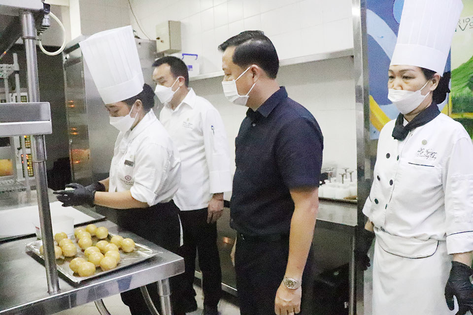 Mooncake food safety rules enforced in Hanoi