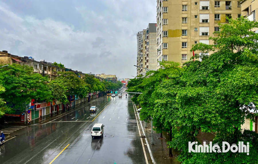 Hanoi mayor urges residents to stay indoors to avoid storm risks