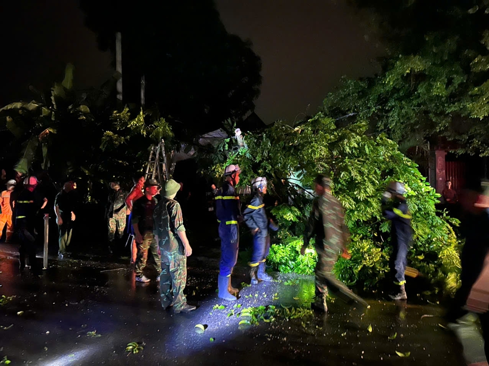 Hanoi: Rescue teams battling the rain to assist residents