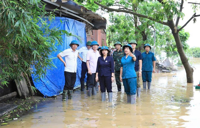 Red River floods exceed alert level 2, severely disrupt life in Hanoi