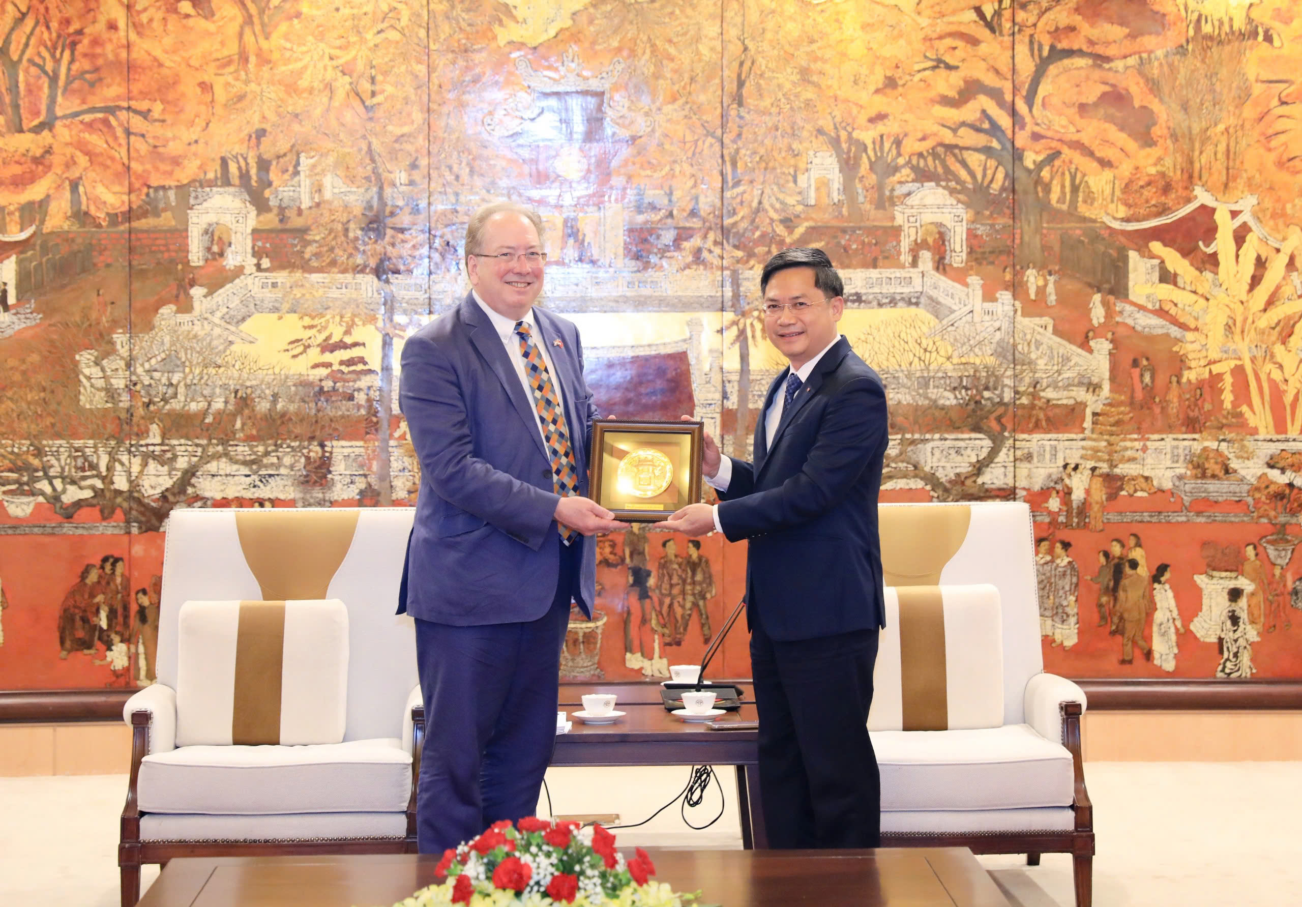 London ready to support Hanoi in its urban development efforts