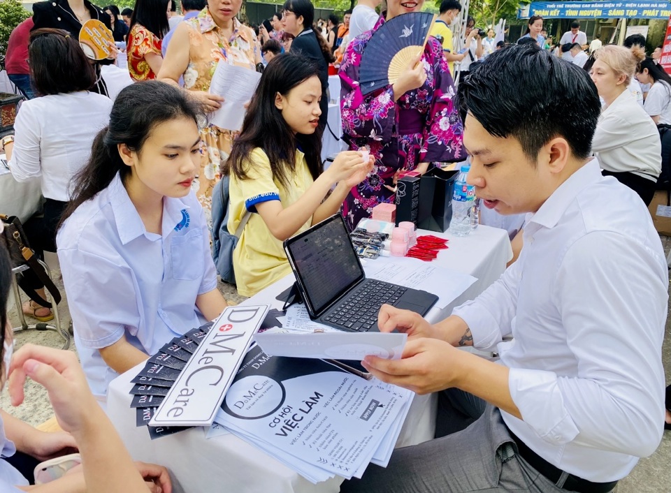 Hanoi's economic growth spurs recruitment drive across sectors