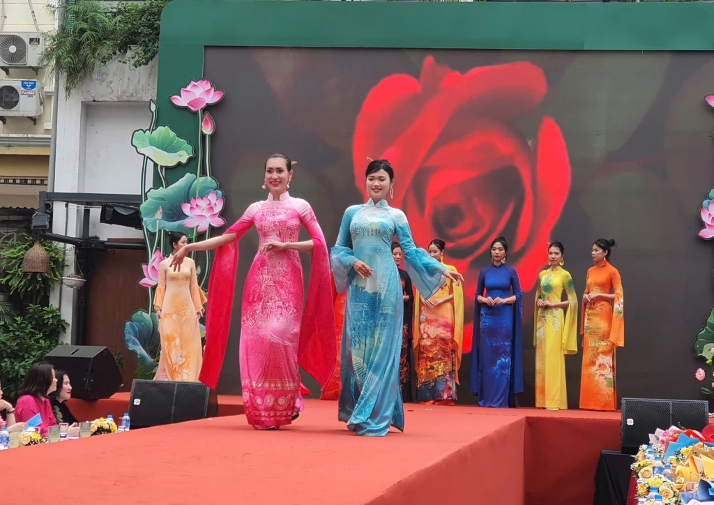 Hanoi women respond to Ao Dai month