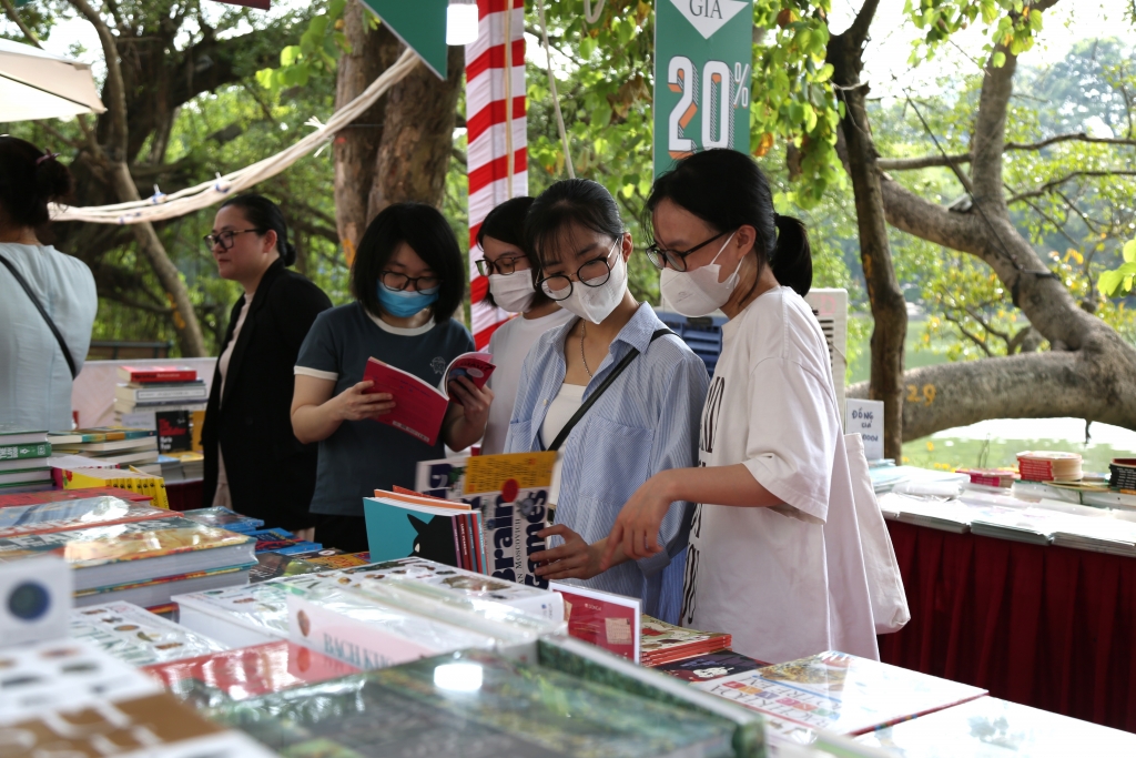 Over 16,000 books donated to Hanoi students affected by natural disasters