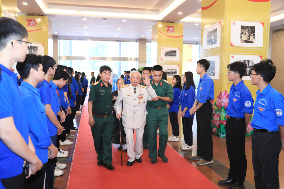 Hanoi honors veterans contributing to the city’s liberation 